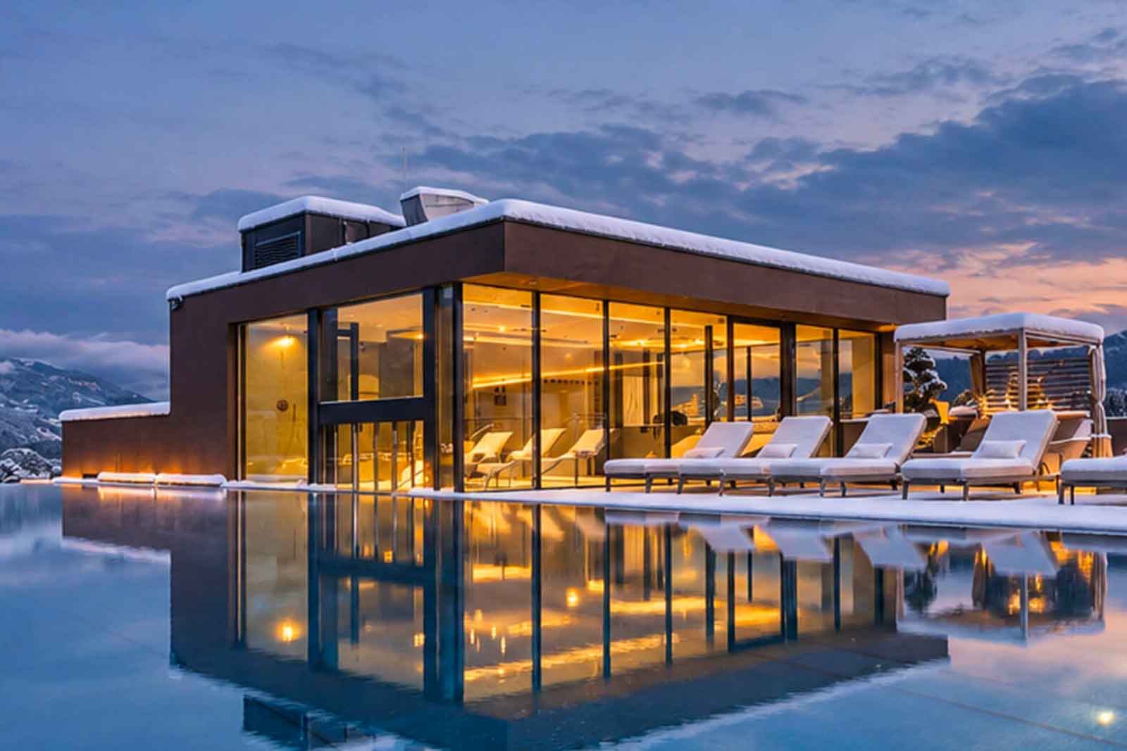Hotel Majestic – Spa con piscina a sfioro al tramonto