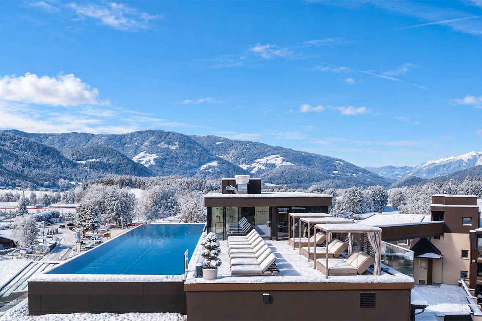 Hotel Majestic – Terrazza con piscina a sfioro e vista sui monti innevati