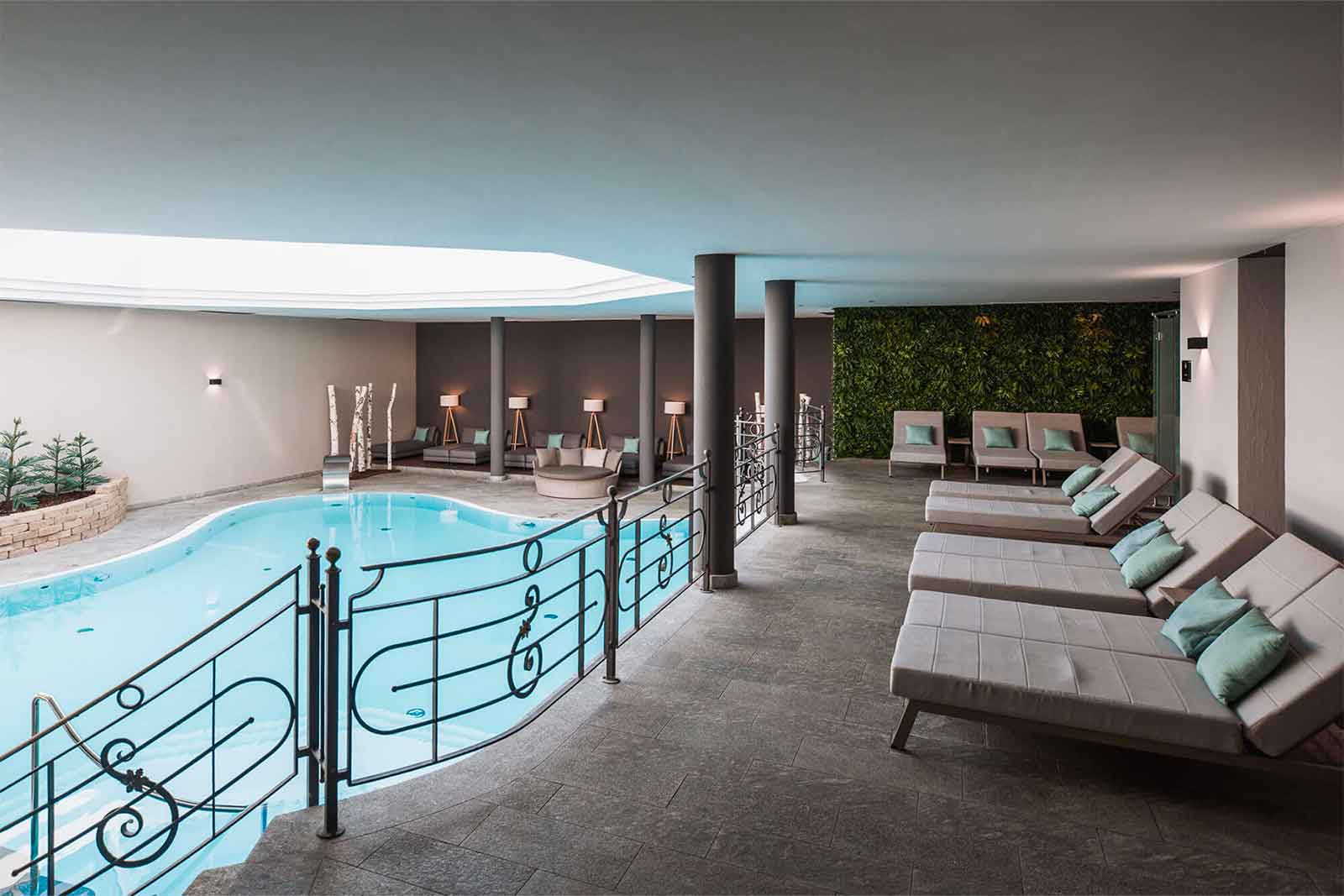 Hotel Montis – Piscina interna con area relax