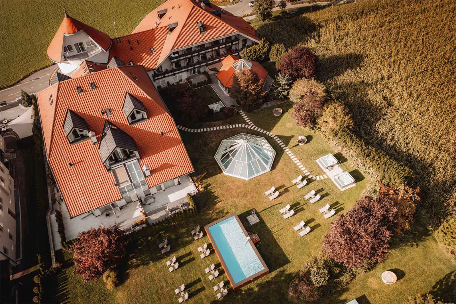 Hotel Montis – Veduta aerea dell'hotel con giardino, piscina e vasche idromassaggio